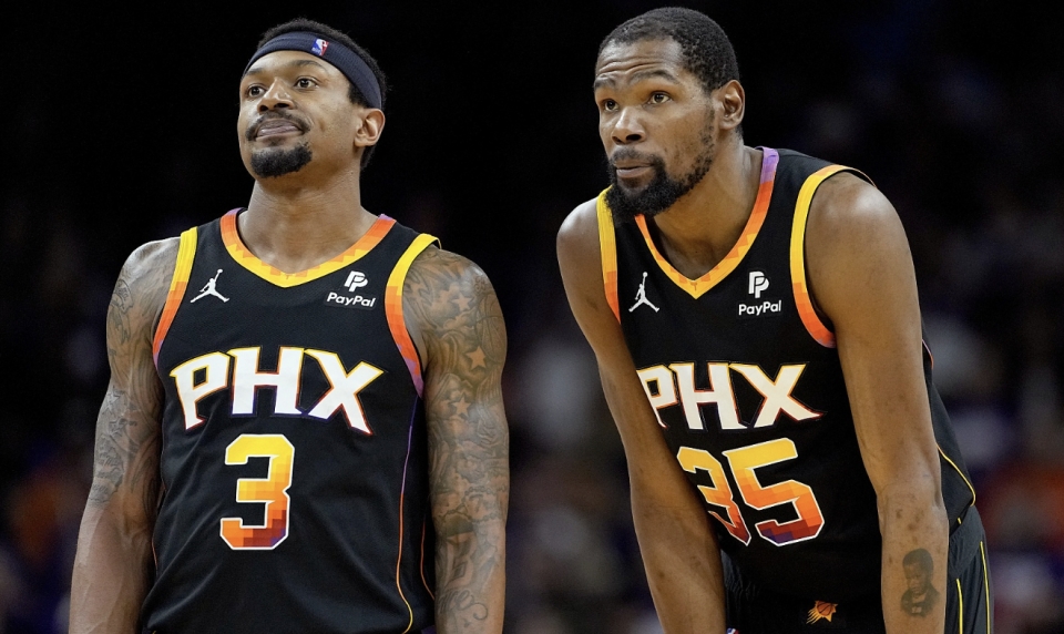 徽州暴熊队对阵皖江雪豹队，UFC半决赛失利，内线统治篮板——观赏性拉满(铝合金边框玻璃篮板)