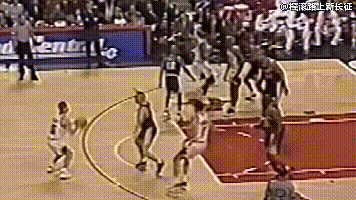 徽州暴熊队对阵皖江雪豹队，UFC半决赛失利，内线统治篮板——观赏性拉满(铝合金边框玻璃篮板)