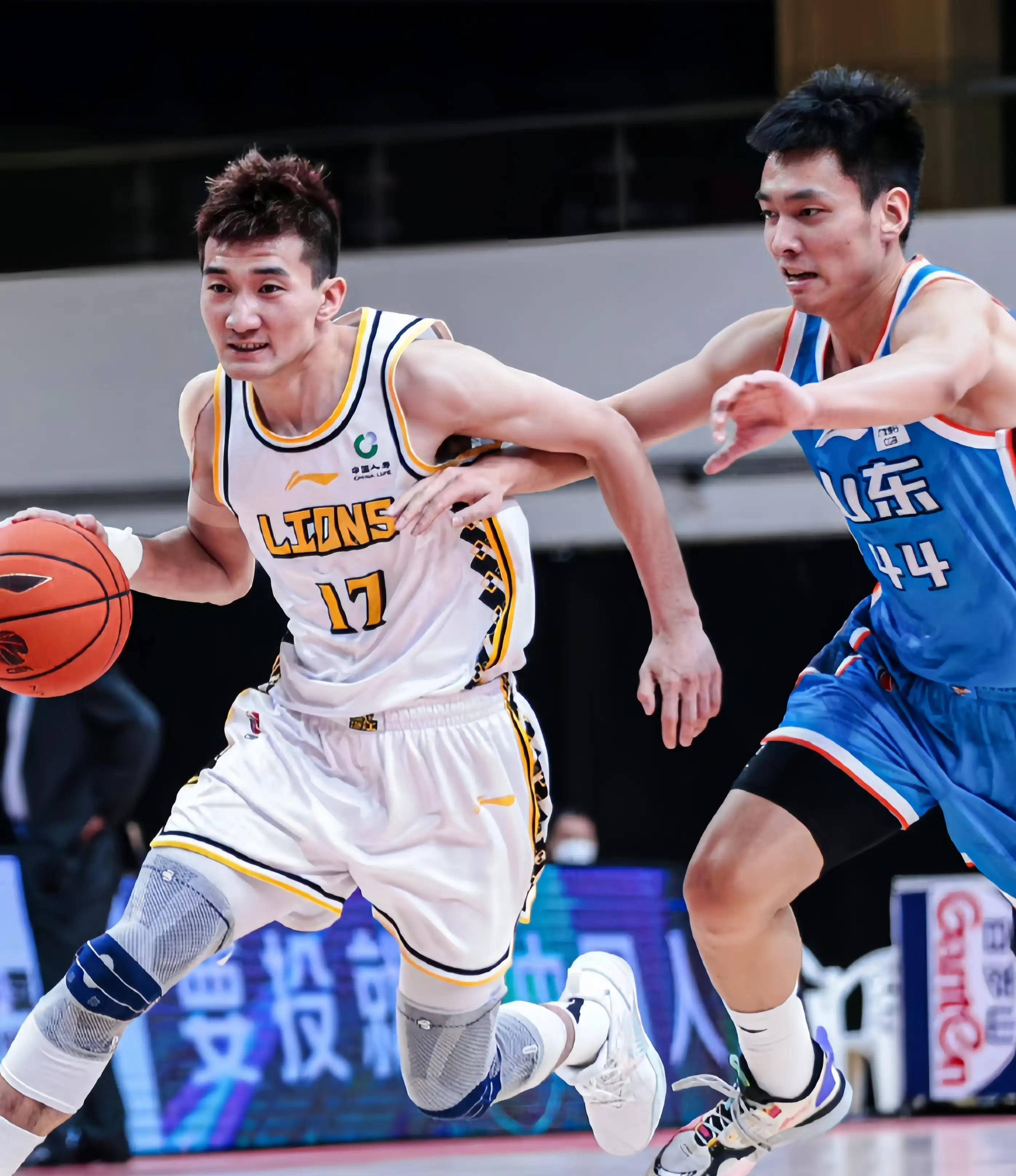 里昂迎CBA常规赛关键赛，今晚刷新队史纪录，话题不断，更衣室氛围转暖(和赛文21一起的奥特曼)