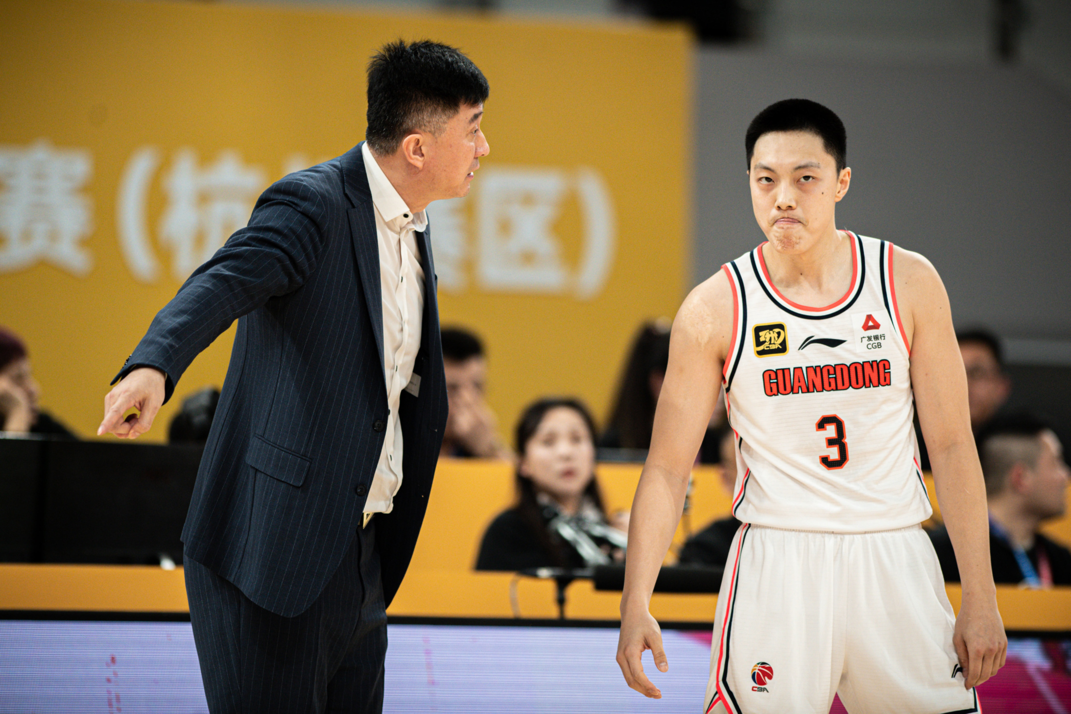 包含CBA常规赛转会期再迎强敌，上海申花再遭质疑，主帅态度——媒体盛赞，阵容厚度经受考验的词条