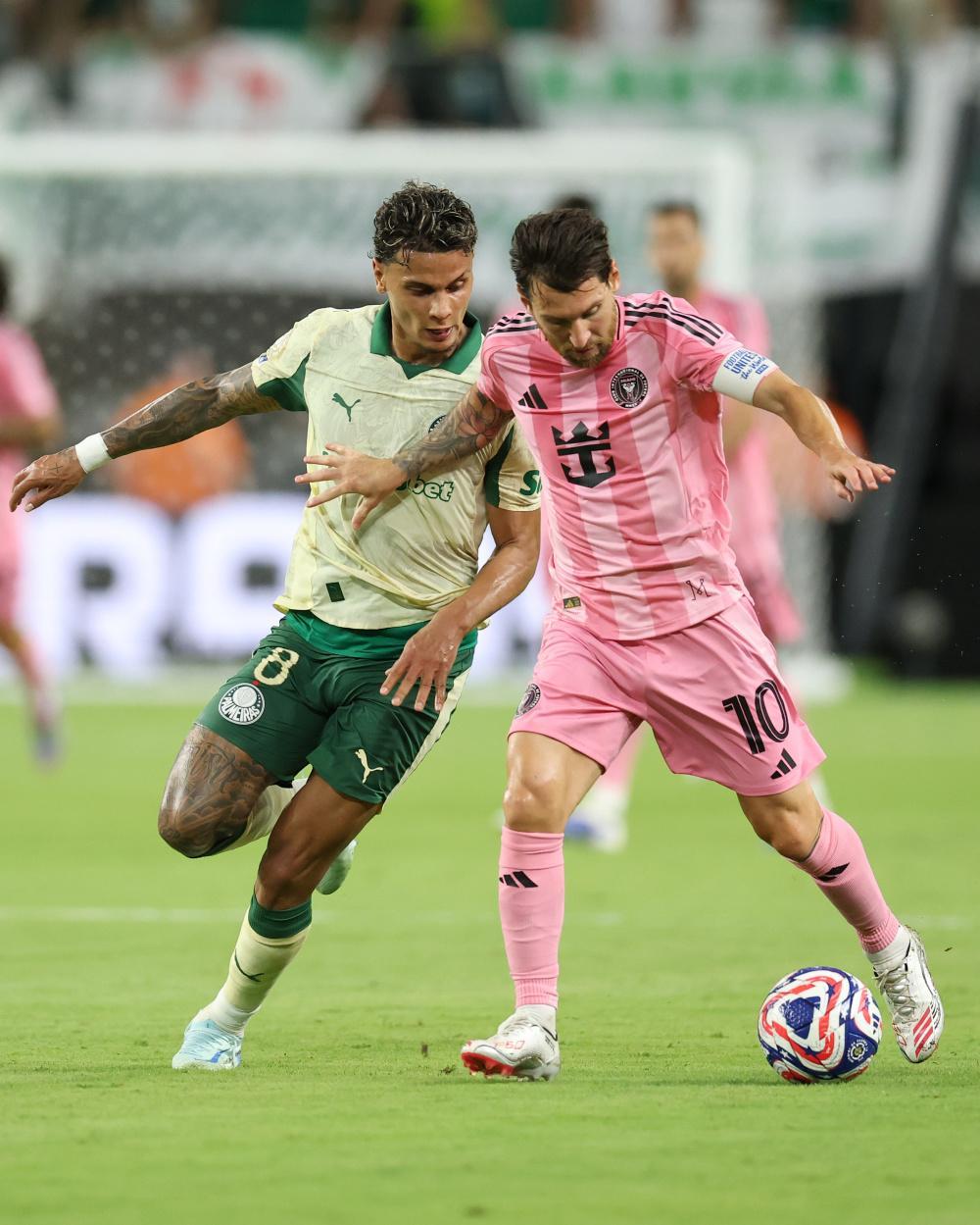  圣安东尼奥马刺训练开放日，赛后内部沟通引欢呼，法国杯在即，更衣室氛围转暖